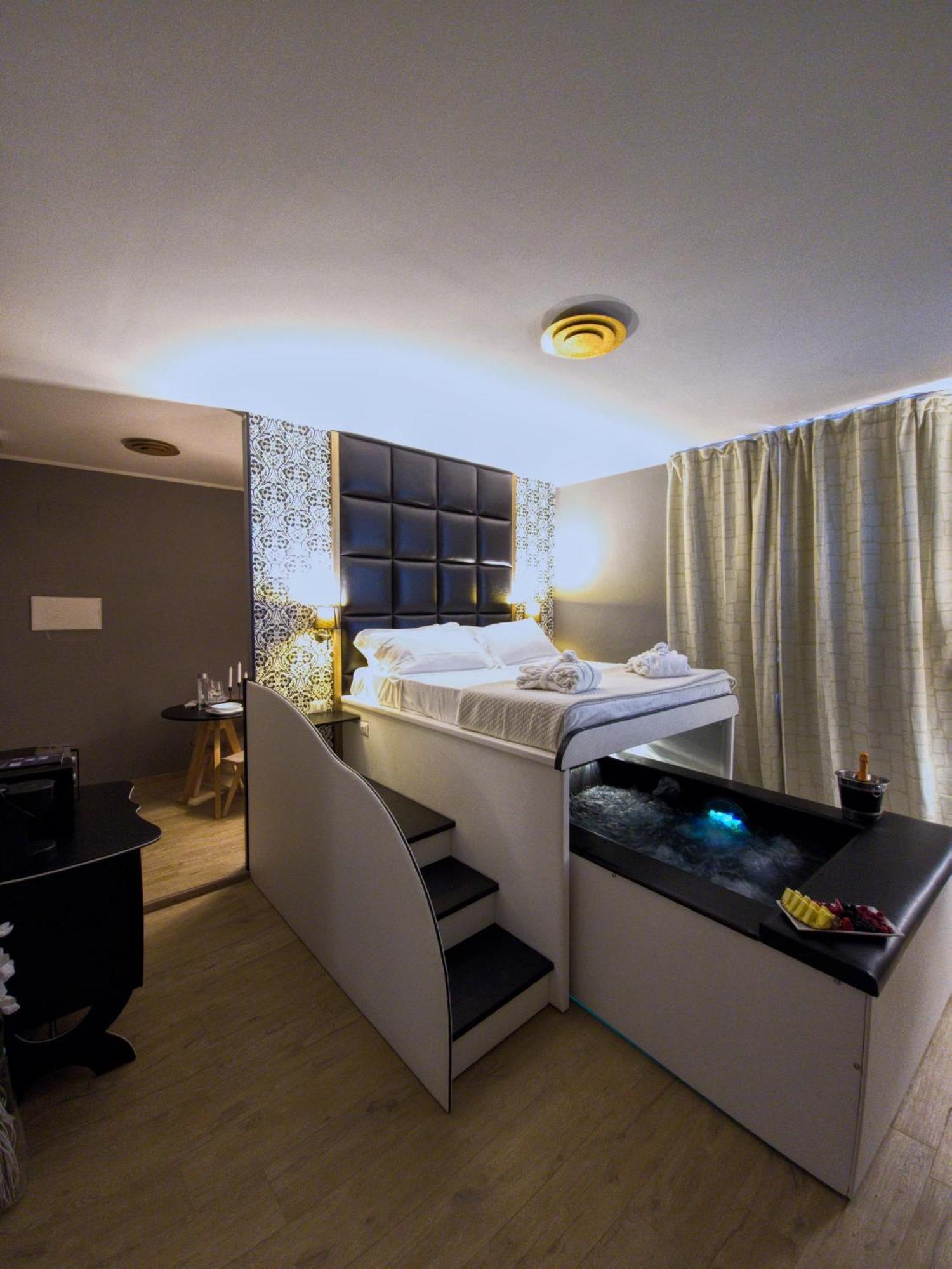 Alma Suites - Il Nido D'Amore Livorno Bagian luar foto