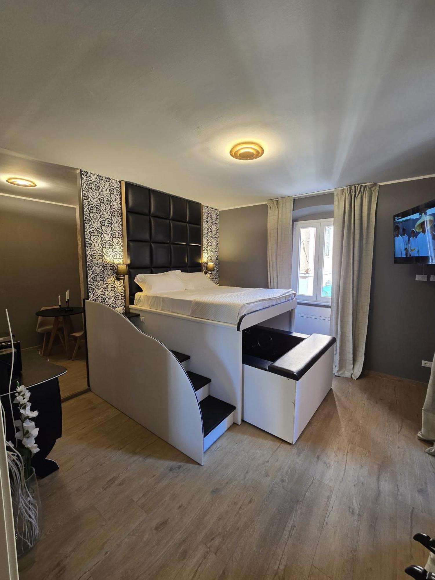 Alma Suites - Il Nido D'Amore Livorno Bagian luar foto