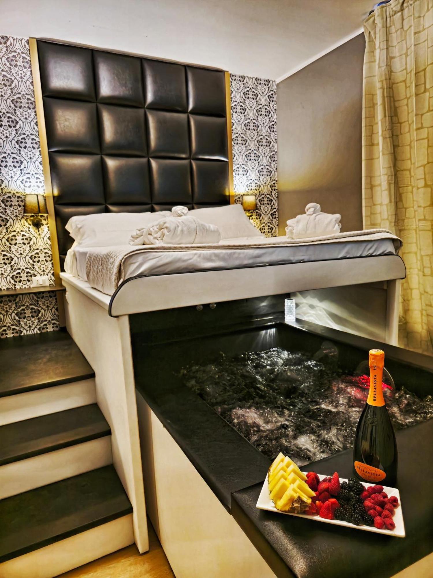 Alma Suites - Il Nido D'Amore Livorno Bagian luar foto
